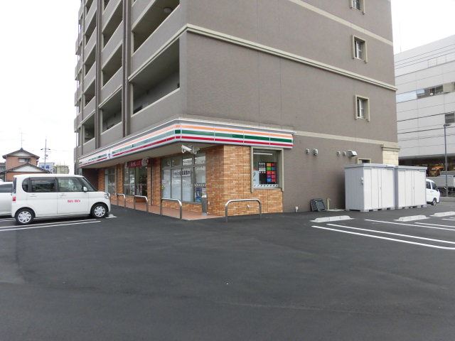 コンビニ　セブンイレブン（コンビニ）まで590m