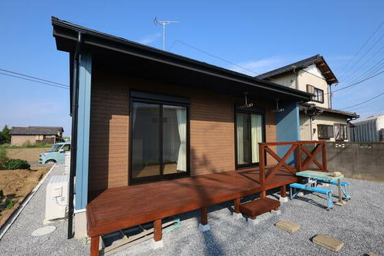 建物外観　ウッドデッキ付き平家