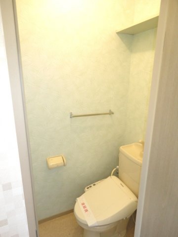 トイレ　落ち着いた色調のトイレです