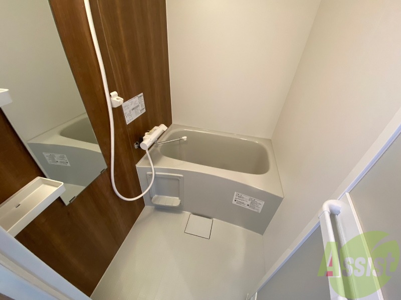 バス・シャワールーム　バスルームは狭すぎず、シャワーも浴びやすそうです。