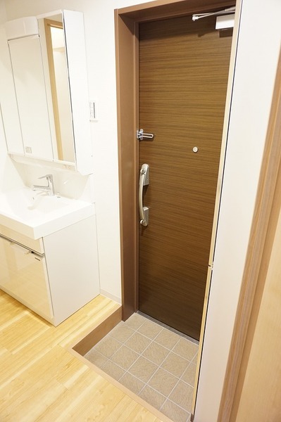 玄関　※別部屋の参考写真です。