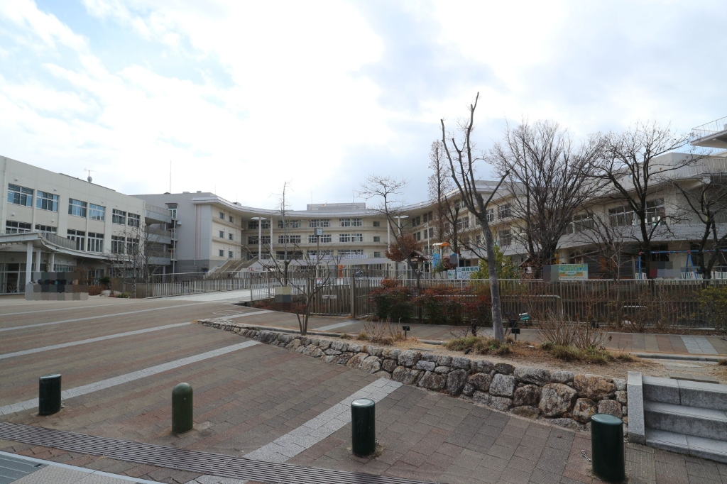 小学校　守山市立守山小学校（小学校）まで622m