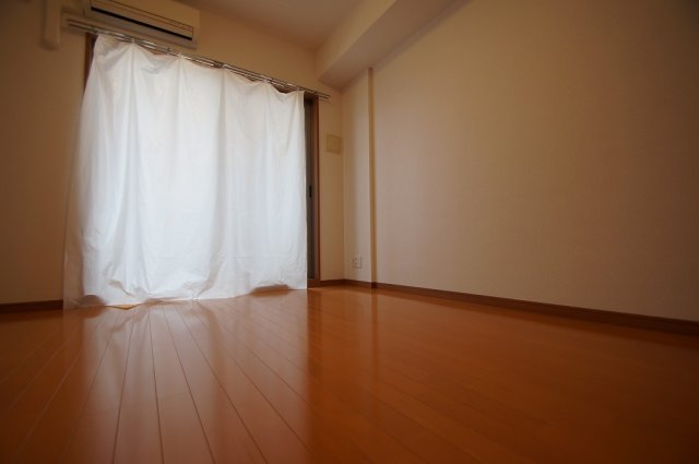 居室・リビング　落ち着いた色合いの床材を使用した居住空間です。