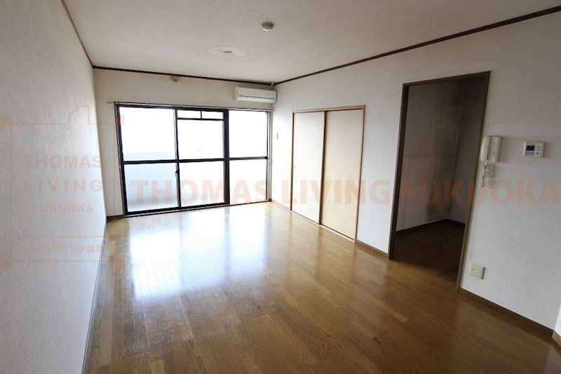 居室・リビング　窓が大きく明るい室内です。