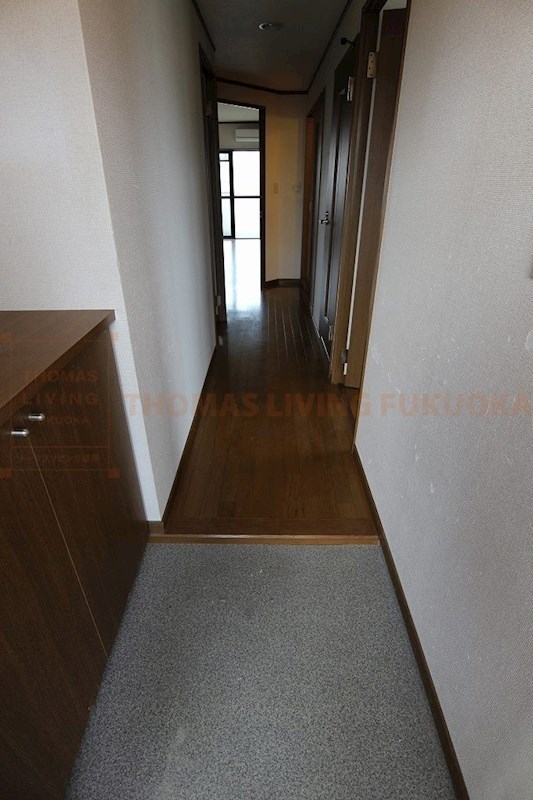 玄関　来客の際にリビングの様子を隠せます。