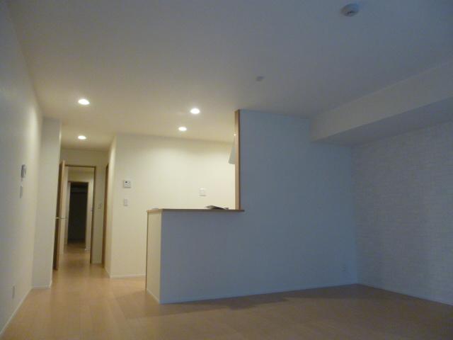 その他設備　キッチンはダウンライトで空間を演出します。