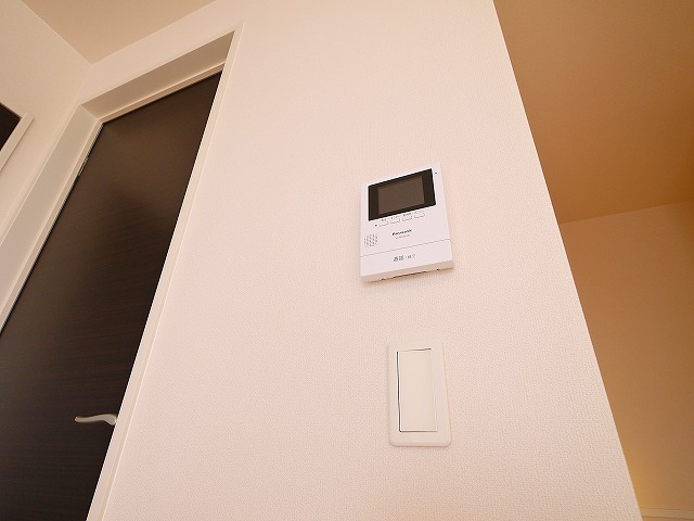 セキュリティ　お顔が見えるモニター付きインターホンで安心。