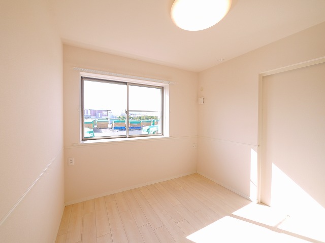 その他部屋・スペース　明るい洋室です。