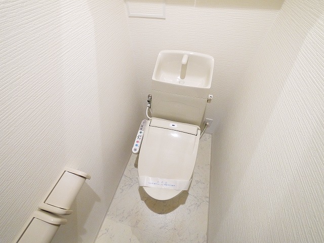 トイレ　落ち着いた色調のトイレです