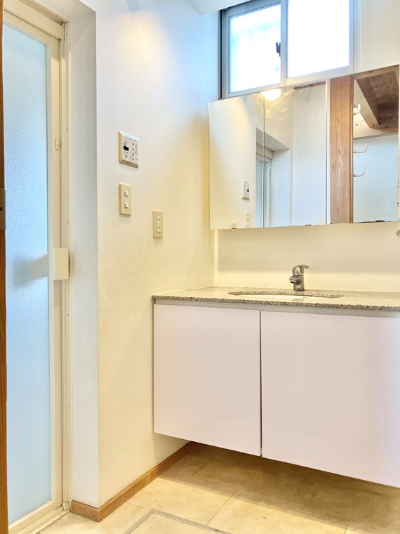 洗面設備　スペースが確保できる洗面所です