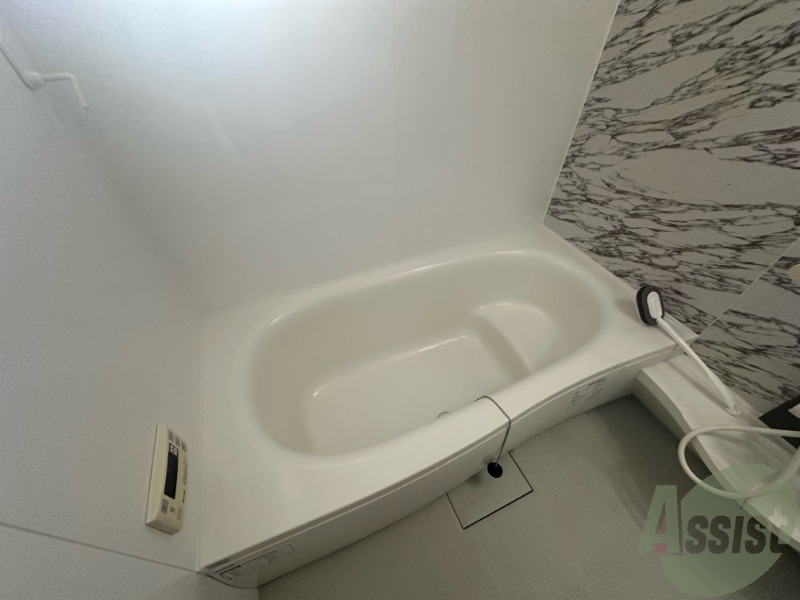 バス・シャワールーム　浴室です。バスタブが広くてゆったりできます。