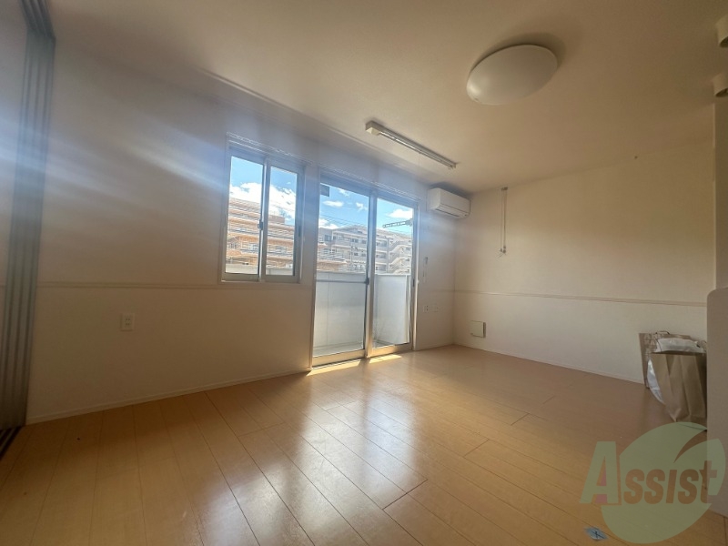 居室・リビング　リビングはこんな感じです。窓が大きくて良く陽が入ってきます。