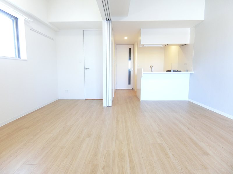 居室・リビング　アクセントクロスでシックな印象