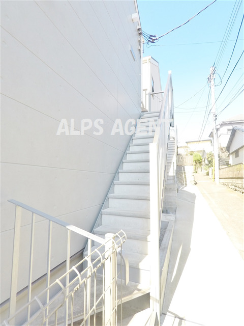 その他共有部分　お部屋へのアクセスにご利用頂く共用の階段。