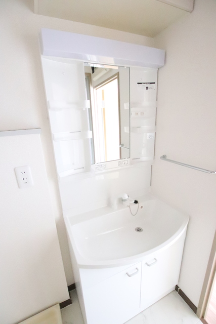 洗面設備　シャワー付き洗面化粧台です♪