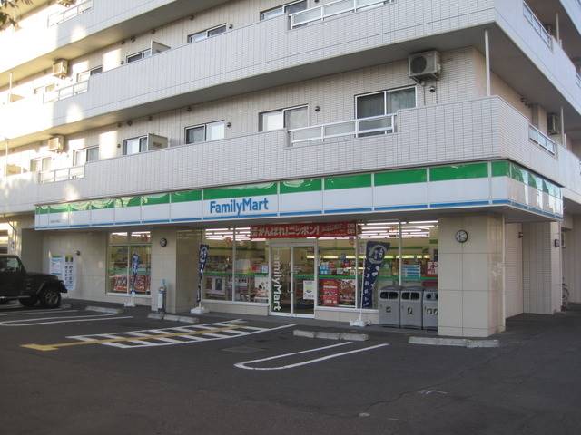 コンビニ　ファミリーマート札幌北6条店（コンビニ）まで73m