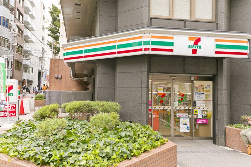 コンビニ　セブンイレブン新宿御苑前本通り店（コンビニ）まで107m