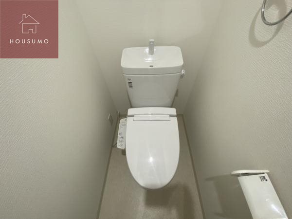 トイレ　落ち着いた色調のトイレです