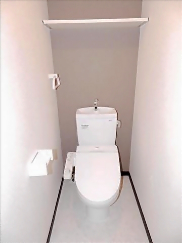 トイレ　ウォッシュレットトイレです。棚あります。
