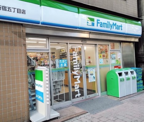 コンビニ　ファミリーマート西新宿五丁目店（コンビニ）まで31m