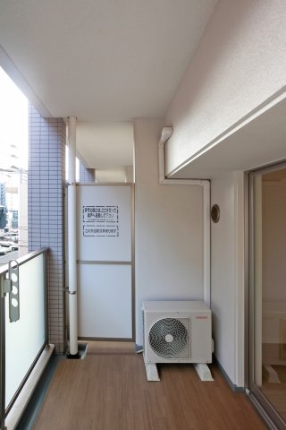 バルコニー　別号室のものです。現状優先になります。