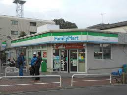 コンビニ　ファミリーマート 三軒茶屋駅前店（コンビニ）まで194m