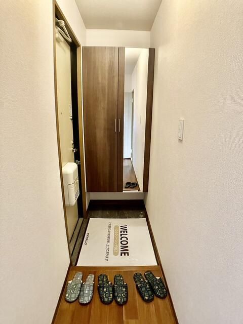 玄関　写真は別の部屋のものです。