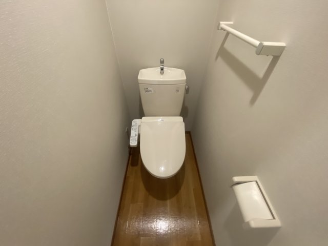 トイレ　温水洗浄便座付きのトイレです♪