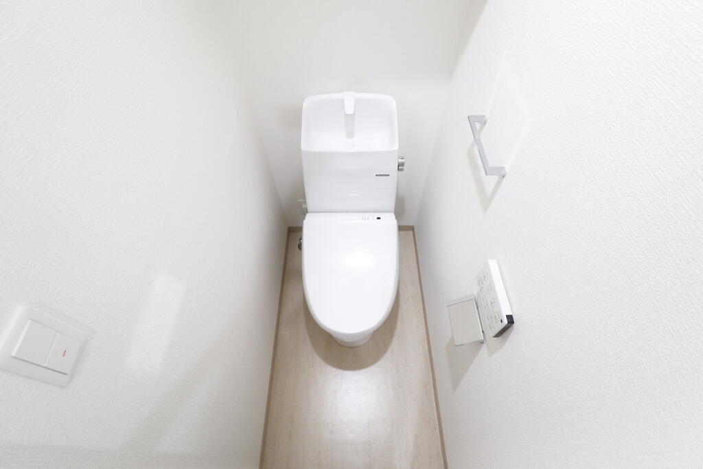 トイレ　温水洗浄便座付きのトイレです♪