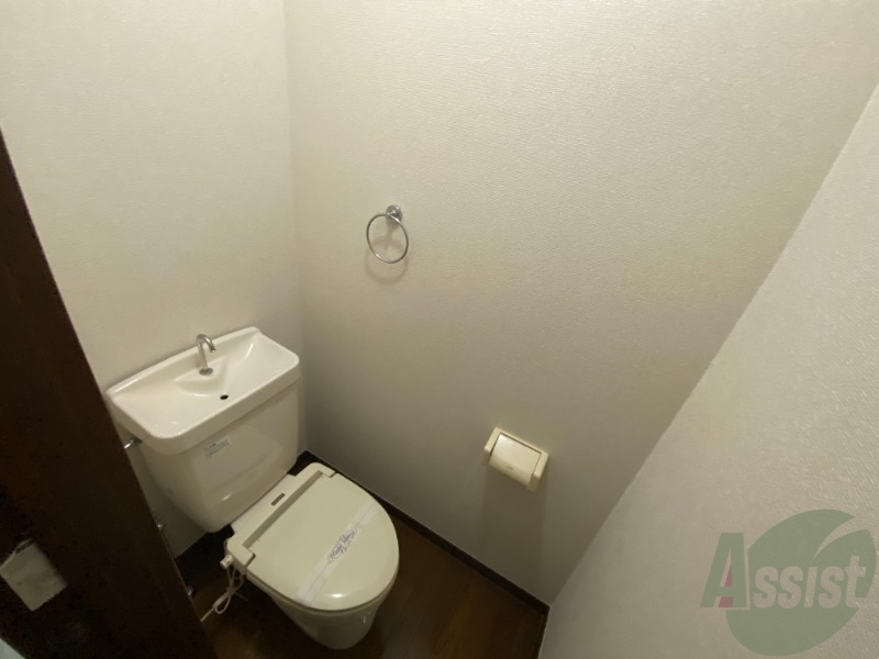 トイレ　白を基調としたトイレは、清潔感がありますね