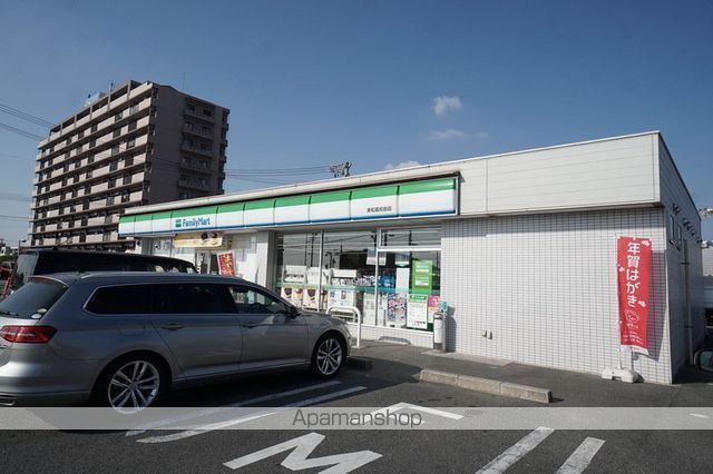 コンビニ　ファミリーマート（コンビニ）まで954m