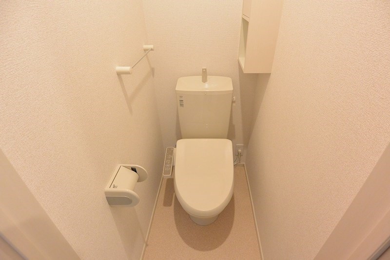 トイレ　温水暖房洗浄便座付き