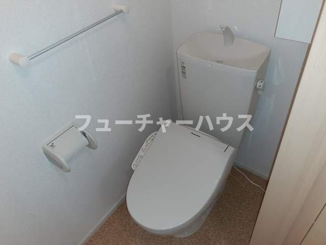 トイレ　落ち着いた色調のトイレです