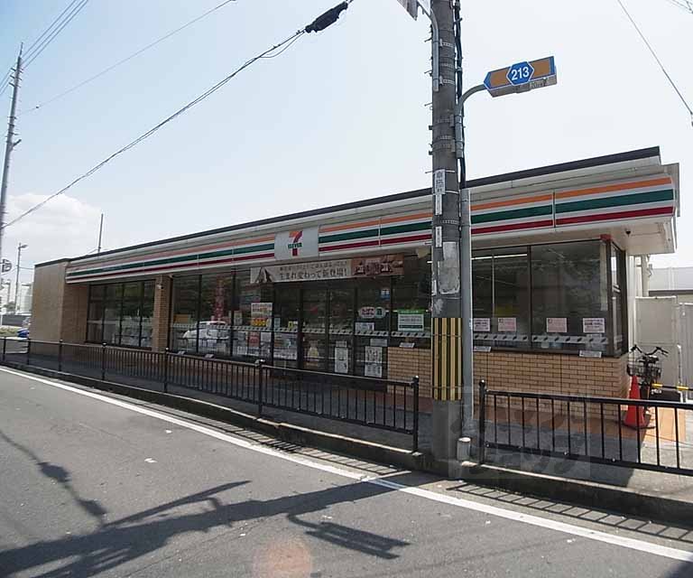コンビニ　セブンイレブン長岡京駅東口店（コンビニ）まで700m