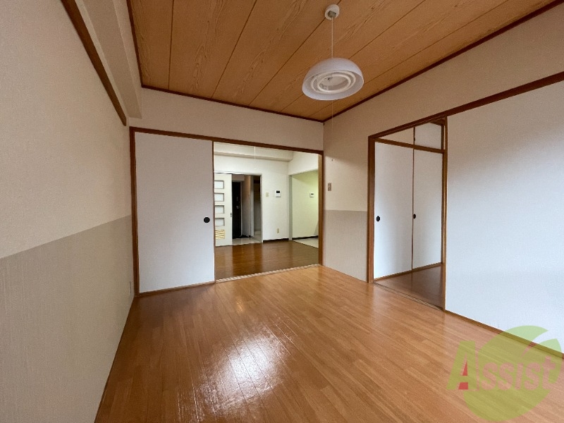 居室・リビング　開放感のあるお部屋で、清潔感がございますね。