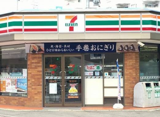 コンビニ　セブンイレブン綾瀬店（コンビニ）まで218m