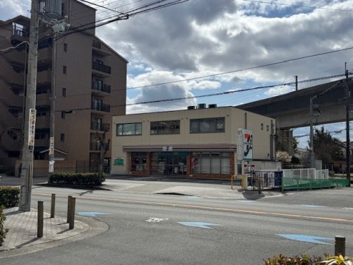 コンビニ　セブンイレブン（コンビニ）まで218m