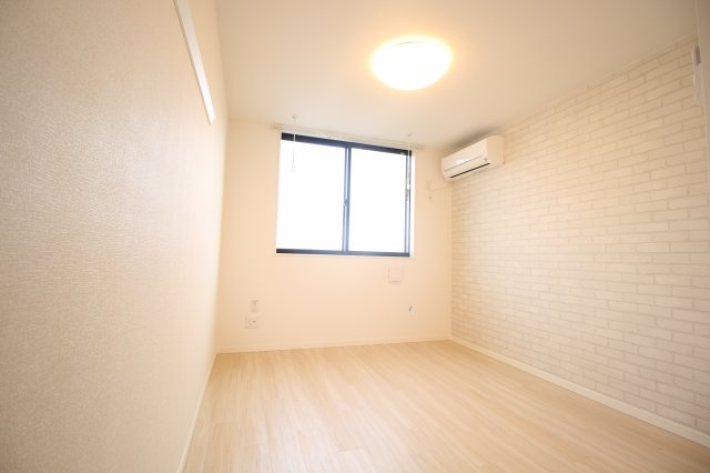 居室・リビング　日差しが差し込むお部屋です（※前回募集時の写真です）