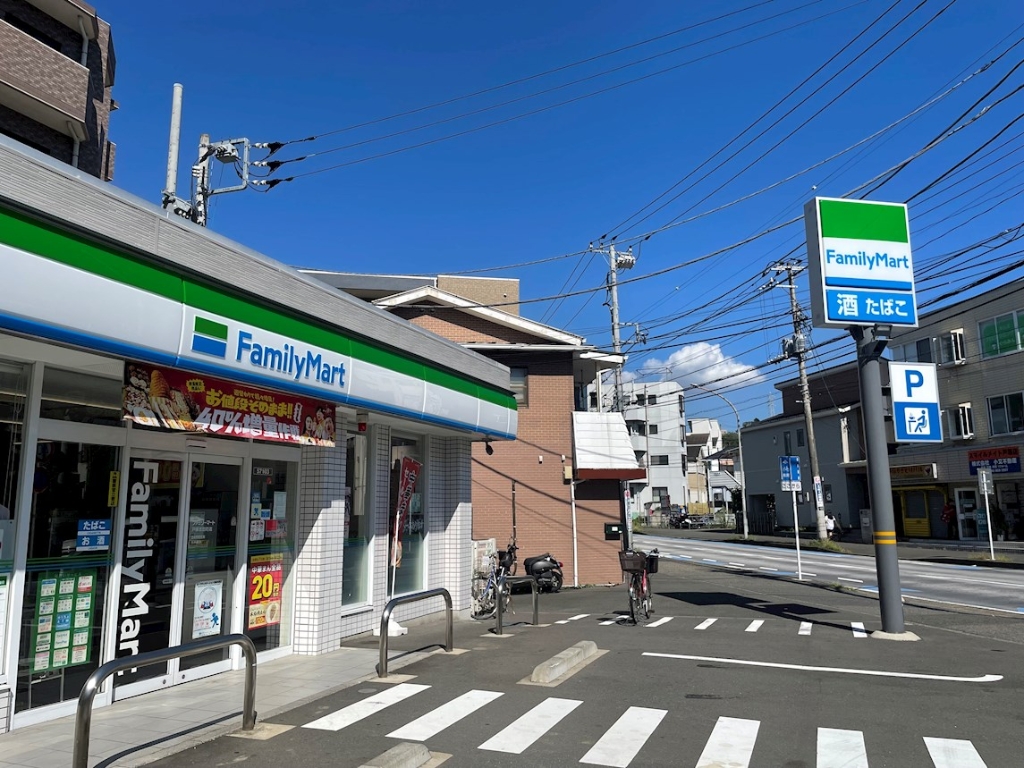 コンビニ　ファミリーマート 戸塚吉田町店（コンビニ）まで874m