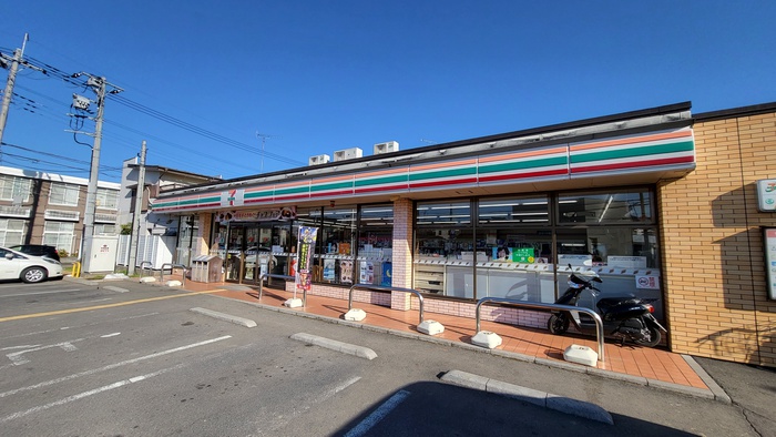コンビニ　セブンイレブン（コンビニ）まで749m