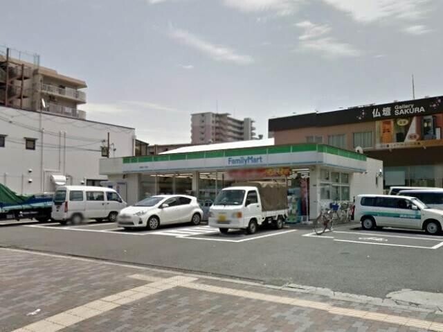 コンビニ　ファミリーマート瓜破東二丁目店（コンビニ）まで325m