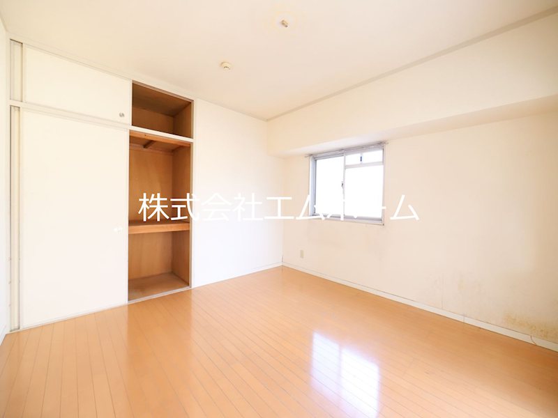 収納　南側洋室8帖　収納付　南向きバルコニー
