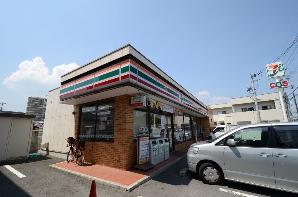 コンビニ　セブンイレブン宝塚鹿塩１丁目店（コンビニ）まで382m