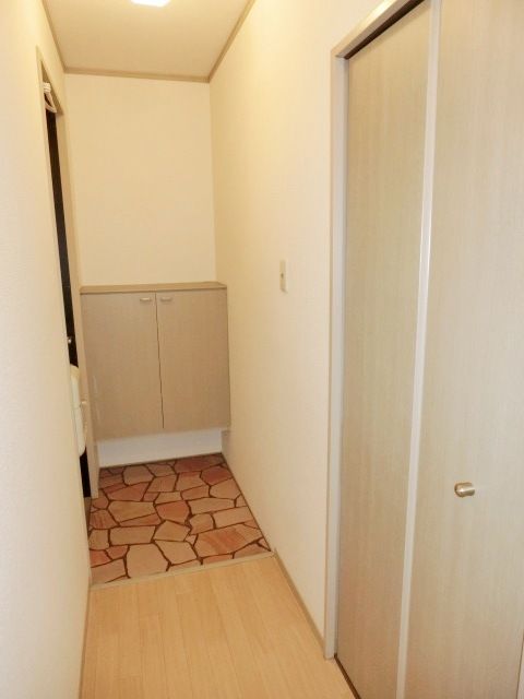 玄関　玄関横にも嬉しい収納があります。
