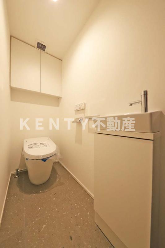 トイレ　落ち着いた色調のトイレです