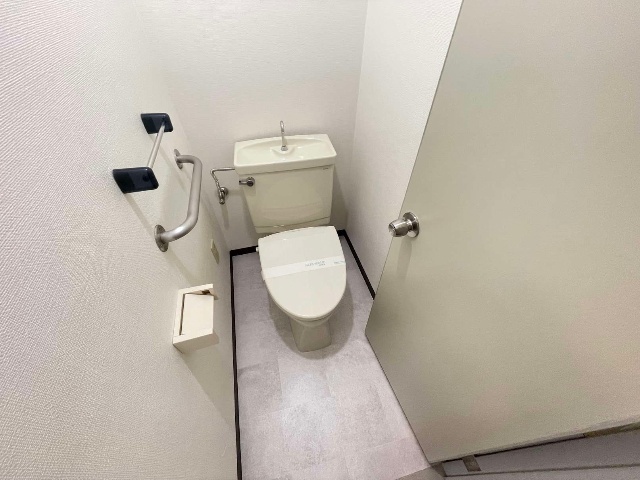 東急田園都市線 三軒茶屋駅 徒歩17分 4階建 築38年のトイレ写真