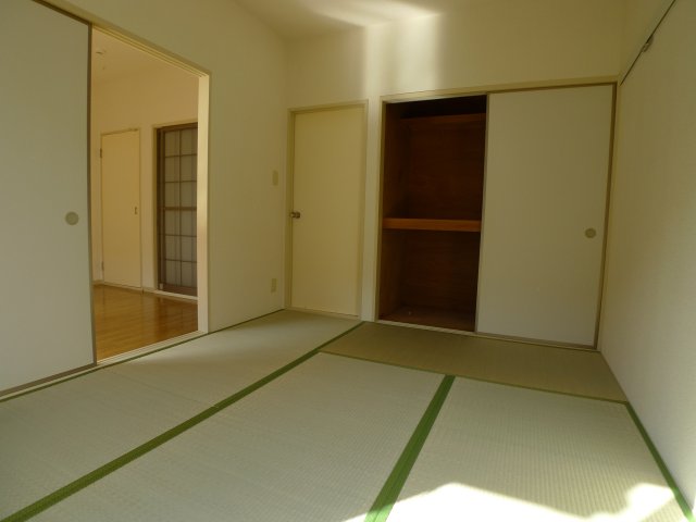 ガーデンハウスC棟の居間写真