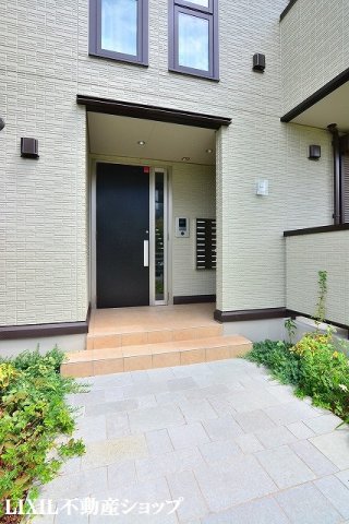 エントランス　オートロック機能付のエントランスです。