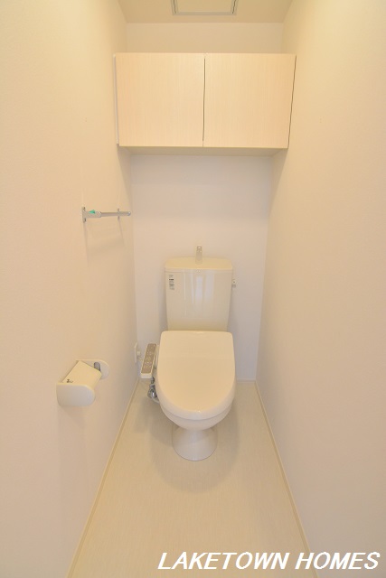 トイレ　上部に収納のある温水洗浄暖房便座付のトイレです。