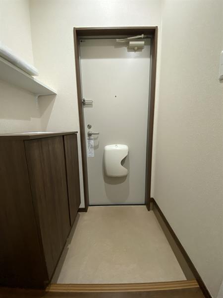 玄関　※他の号室の写真となります（現況優先）